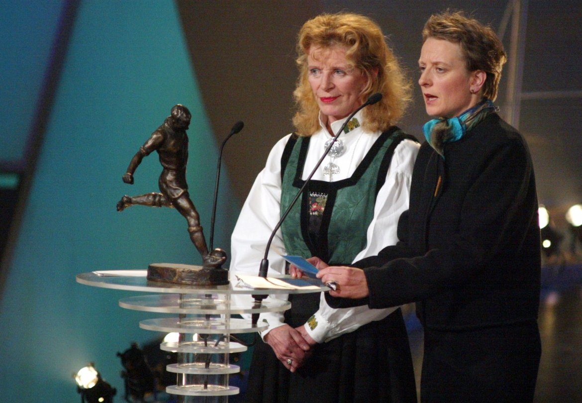 Idrettsgalla , 4. januar 2003, Hamar. Kniksen , Kniksenprisen , kona til Kniksen, Eva Jensen, og Karin Espedal i NFF