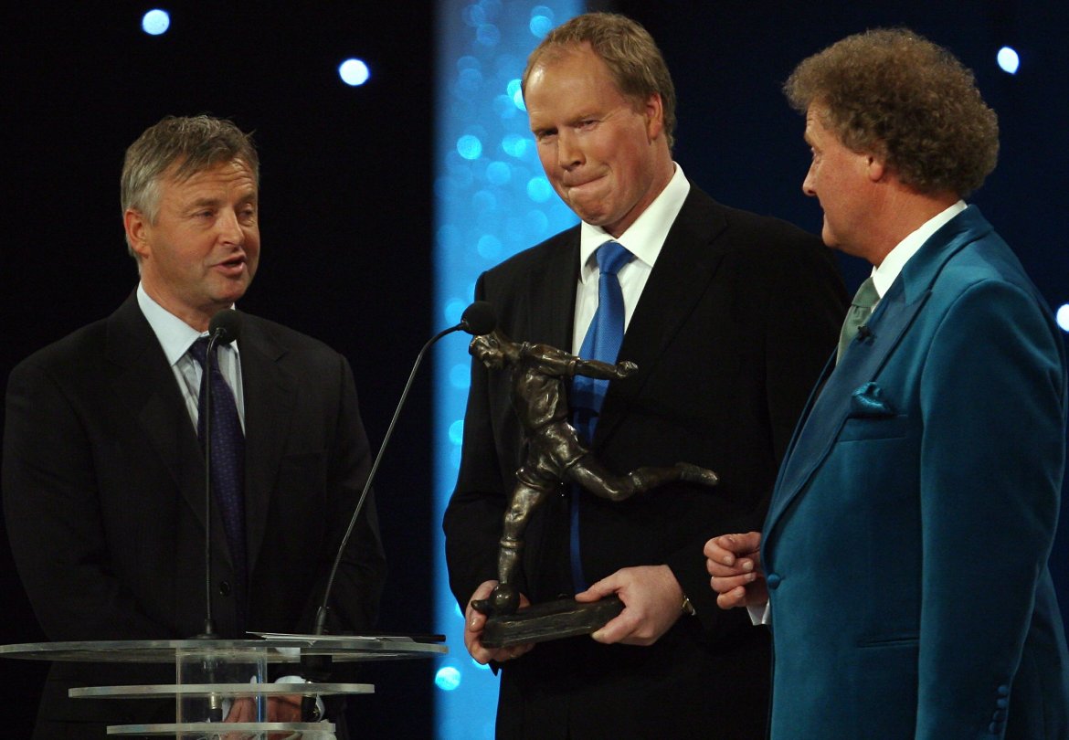 Idrettsgalla for 2006 , 6 januar 2007 , Hamar OL-Amfi. Arne Erlandsen og Ola By Rise delt ut prisen Årets Kniksen. John Arne Riise fikk den ,men han var ikke tilstede