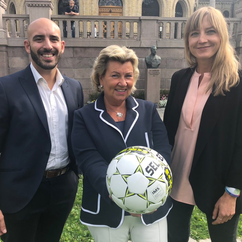 - Gatelagene våre handler om så mye mer enn fotball og fysisk trening. Det handler om å bli sett og heie på hverandre &ndash; om tilhørighet, fellesskap og vennskap både på og utenfor banen, og så handler det om å ha det gøy, sier Hedda Bie, daglig leder i Fotballstiftelsen (Hedda til høyre på bildet).