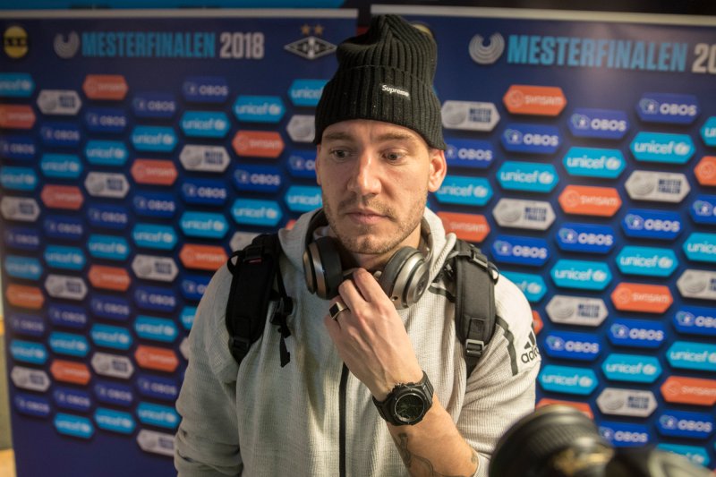 Målscorer Nicklas Bendtner med hodetelefoner etter kampen mellom Lillestrøm og Rosenborg.Foto: Vidar Ruud / NTB scanpix