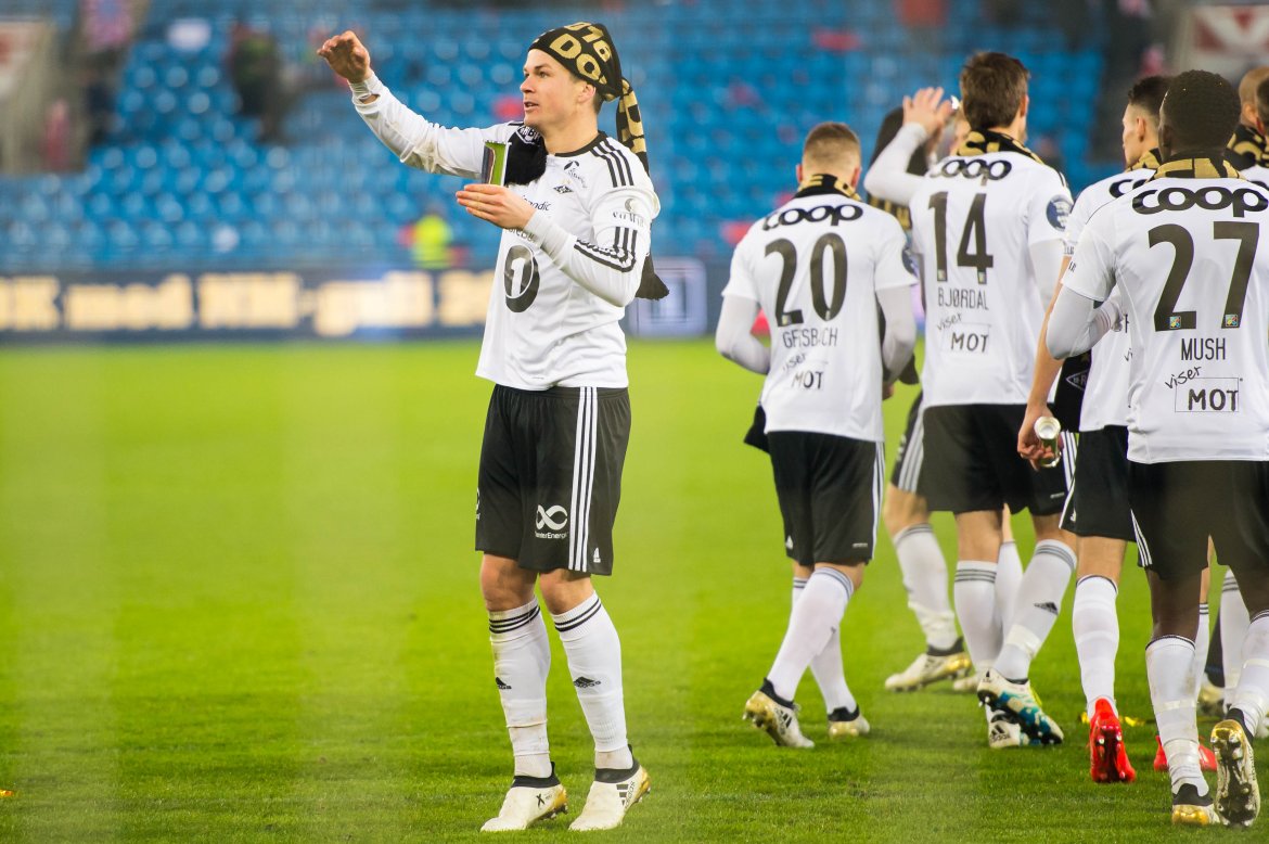 Pål Andre Helland tar en liten seiersdans.