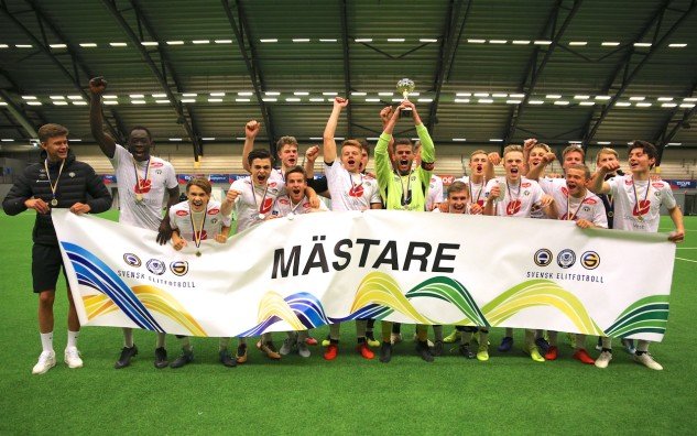 Sogndal med pokalen. FOTO: Tobias/Bluewhitephoto